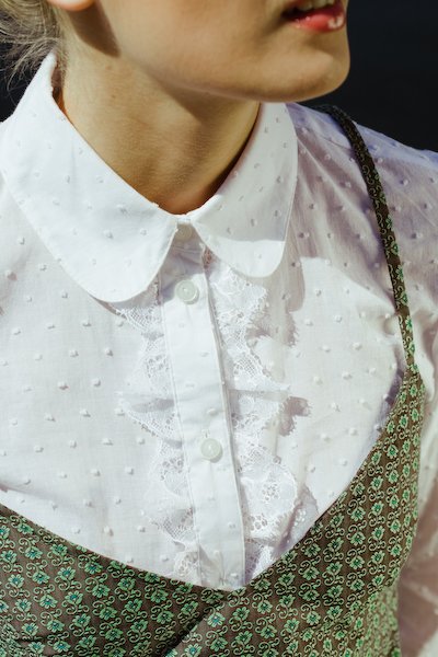 Блуза белая с кружевной рюшей на планке