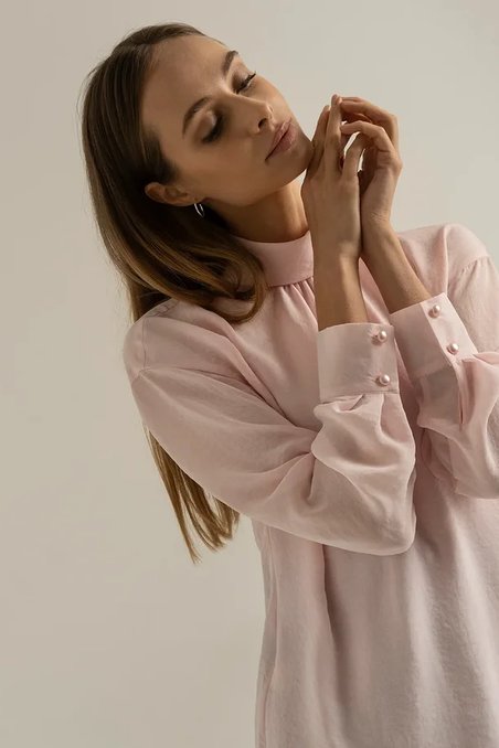 Блуза розового цвета с воротником-стойкой
