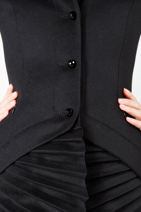 Пальто черного цвета с веерообразными вставками плиссе 