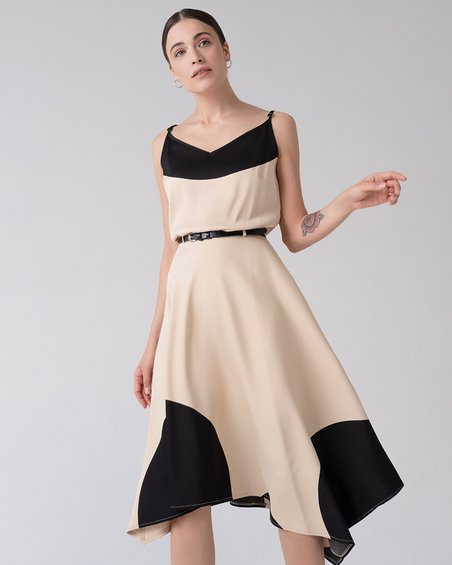 Платье бежевого цвета с расклешенной асимметричной юбкой