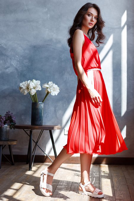Платье с юбкой-гофре и лампасами, красного цвета
