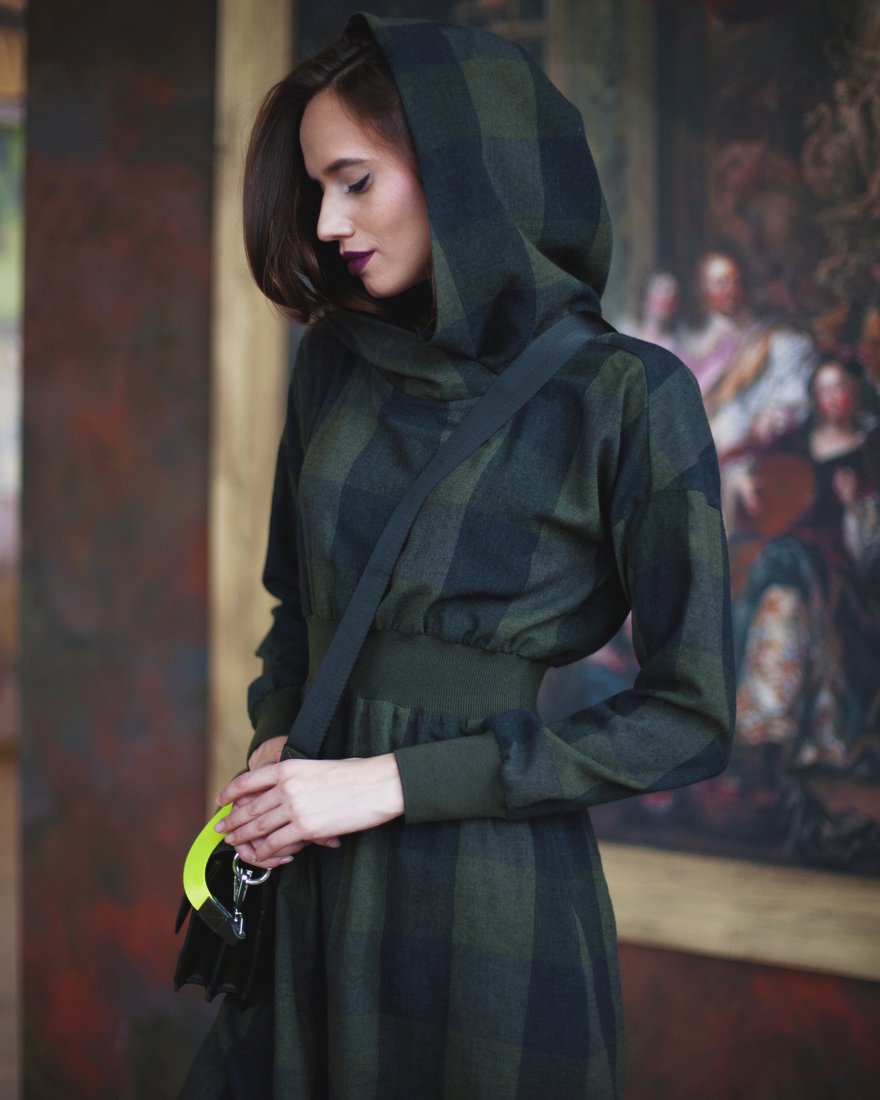 Платье темно-зеленого цвета в клетку с капюшоном www.EkaterinaSmolina.ru