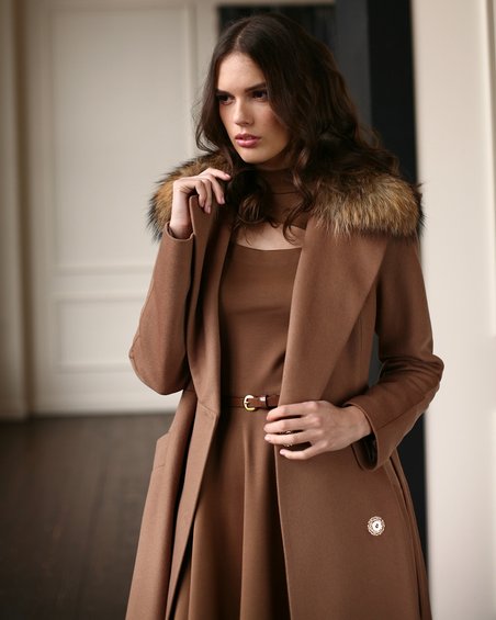 Двубортное зимнее пальто с длинными лацканами, бежевого цвета