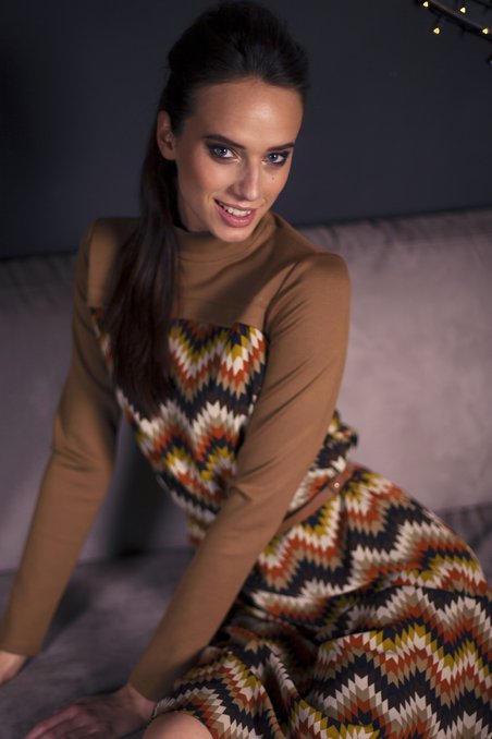 Платье песочного цвета из комбинированной ткани с принтом зигзаг