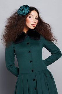 Зеленое пальто с мехом