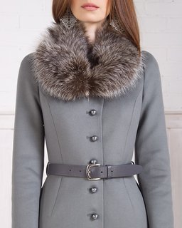 Женское пальто с меховым воротником
