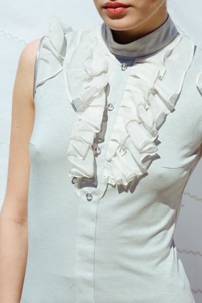 Блуза трикотажная с шифоновыми крылышками и  рюшей.