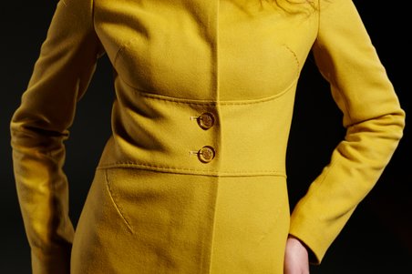 Пальто с корсетным поясом, желтое