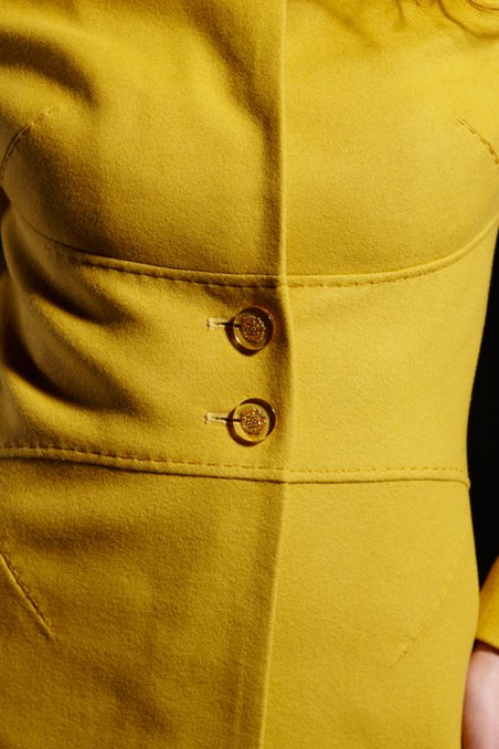 Пальто с корсетным поясом, желтое