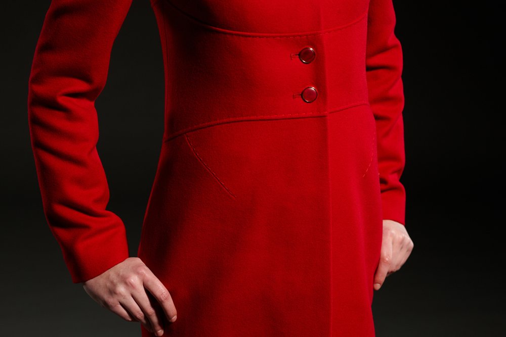 Пальто с корсетным поясом, красное