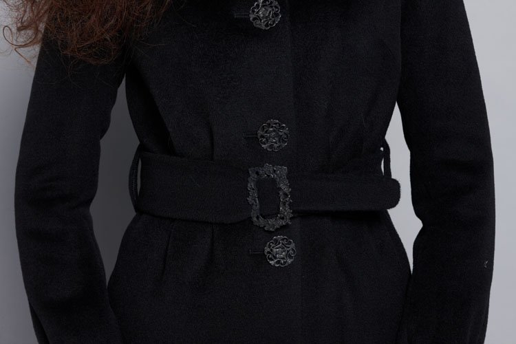 Пальто с защипами на талии из ворсовой ткани, с меховым воротником, черное.