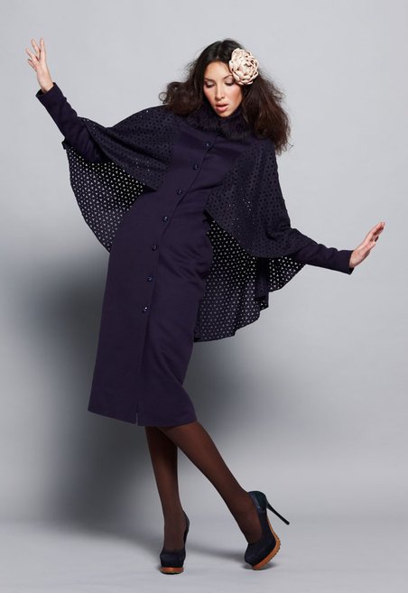 Пальто с пелериной из перфорированной шерсти, сине-фиолетовое, меховой воротник.