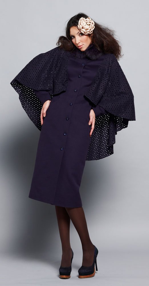 Пальто с пелериной из перфорированной шерсти, сине-фиолетовое, меховой воротник.