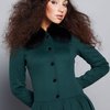 Пальто с юбкой из складок, с меховым воротником, зеленое.