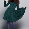 Пальто с юбкой из складок, с меховым воротником, зеленое.