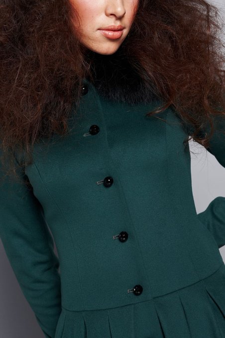 Пальто с юбкой из складок, с меховым воротником, зеленое.