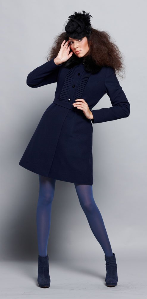 Пальто-платье с плиссе на кокетке, с меховым воротником, синее.
