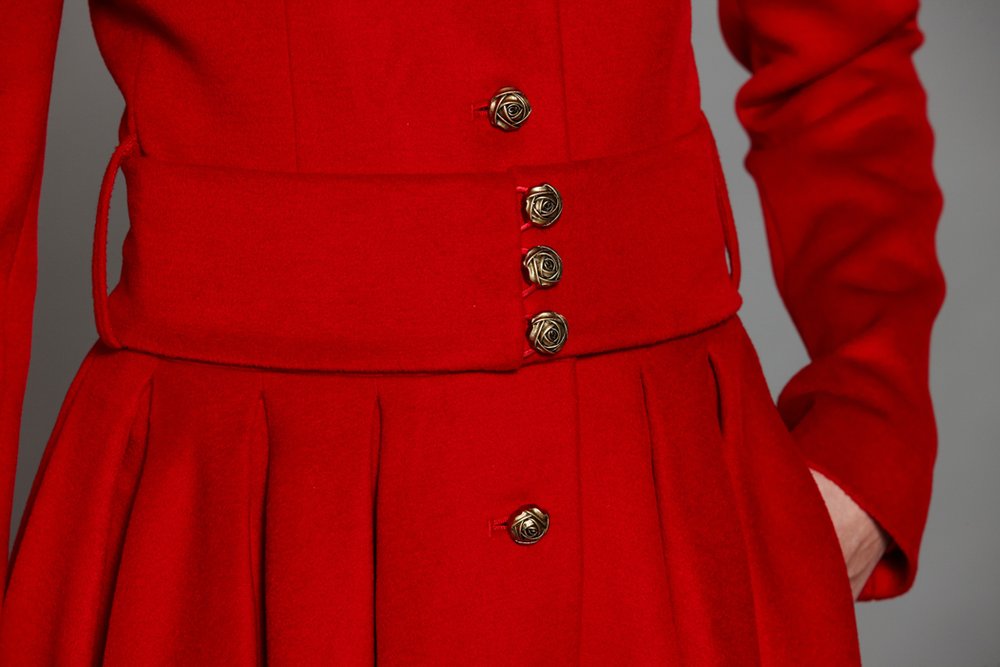 Пальто с юбкой из складок, красное.