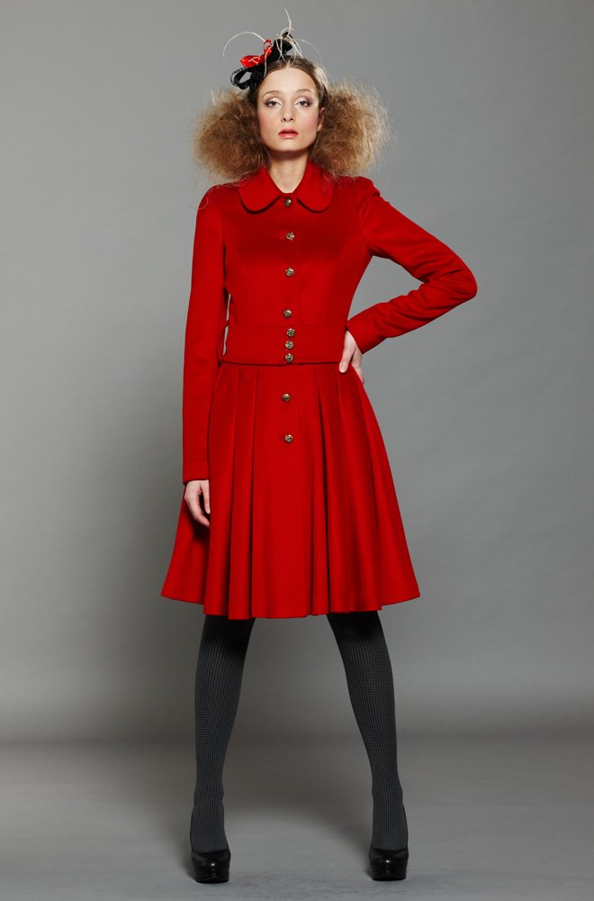 Пальто с юбкой из складок, красное.
