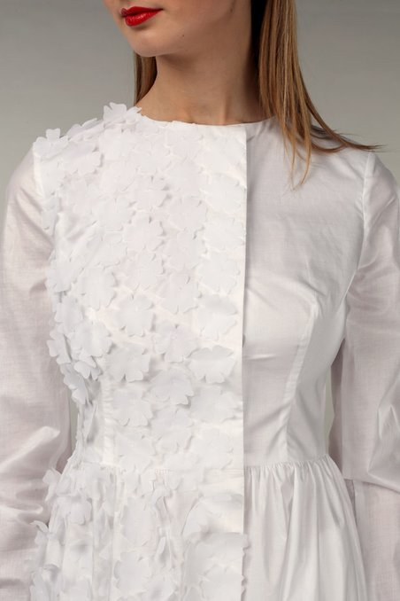 Асимметричное пальто-платье из хлопка с цветами из органзы