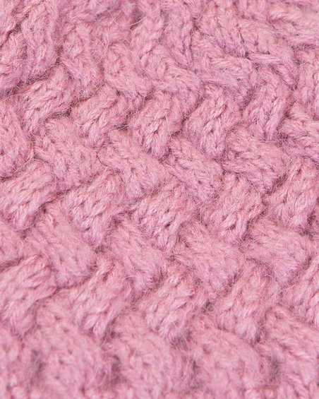 Шапка песочно-розового цвета с крупной вязкой