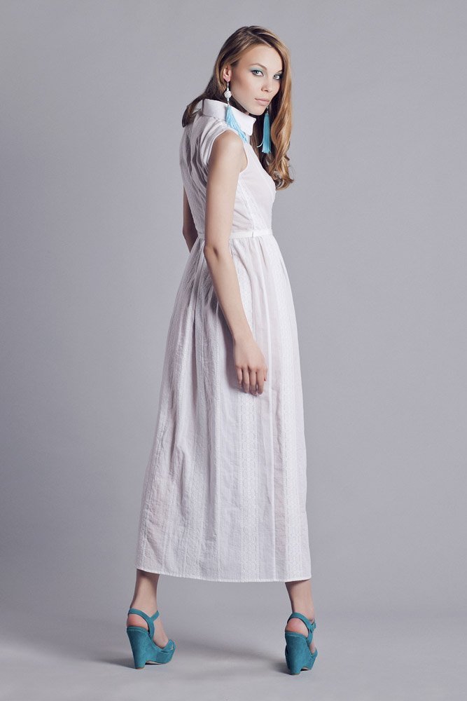 Платье-рубашка длиной в пол из белого шитья