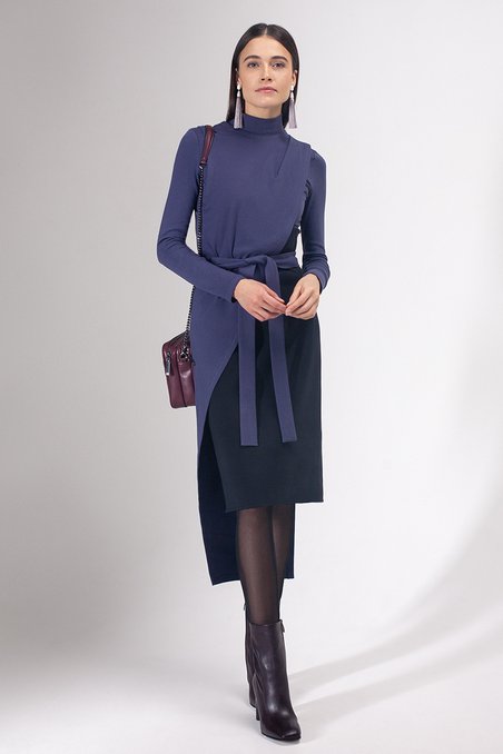 Блуза удлиненная черничного цвета с воротником-стойкой