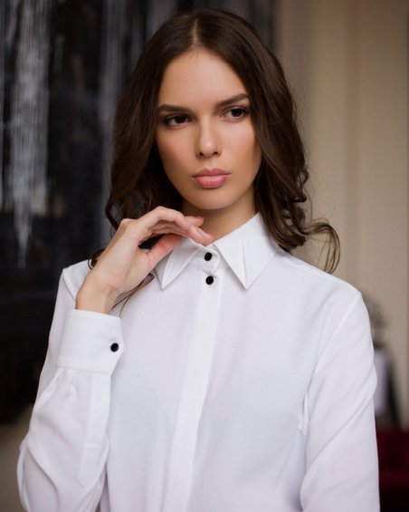 Блуза белая с фигурным воротником