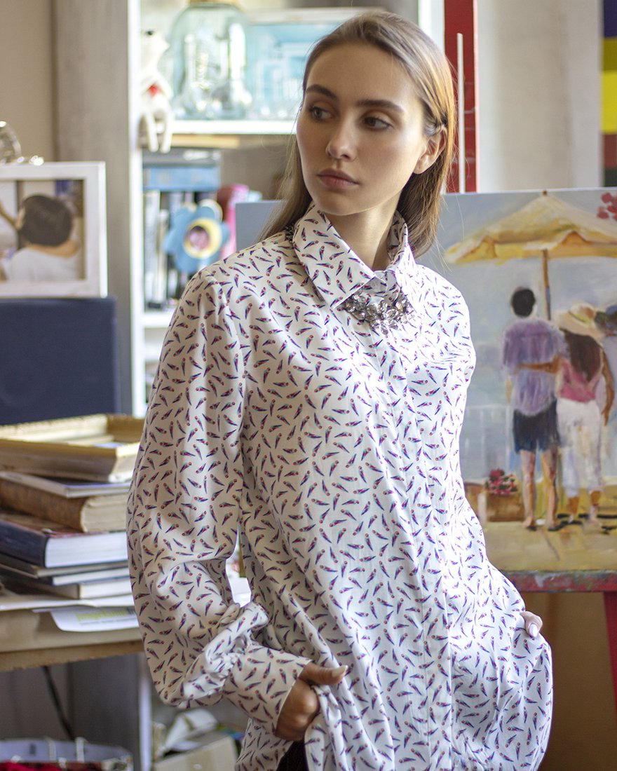 Блуза белого цвета, принт "Попугаи" www.EkaterinaSmolina.ru