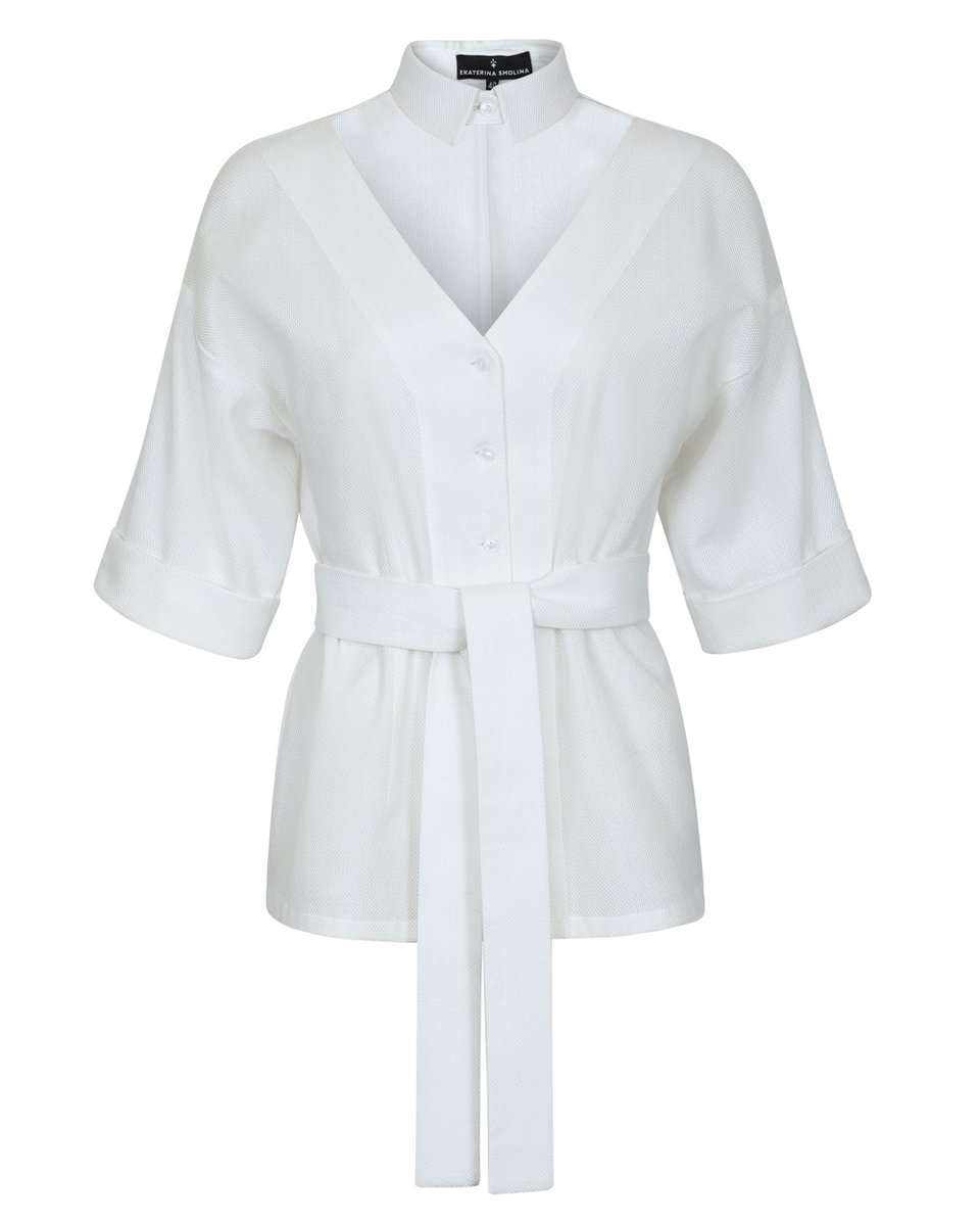 Блуза белого цвета с фигурным вырезом на груди