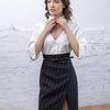 Блуза белого цвета с фигурным вырезом на груди