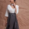Блуза белого цвета с фигурным вырезом на груди