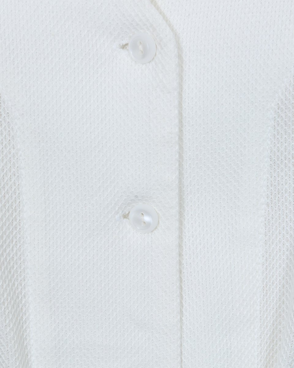 Блуза белого цвета с фигурным вырезом на груди