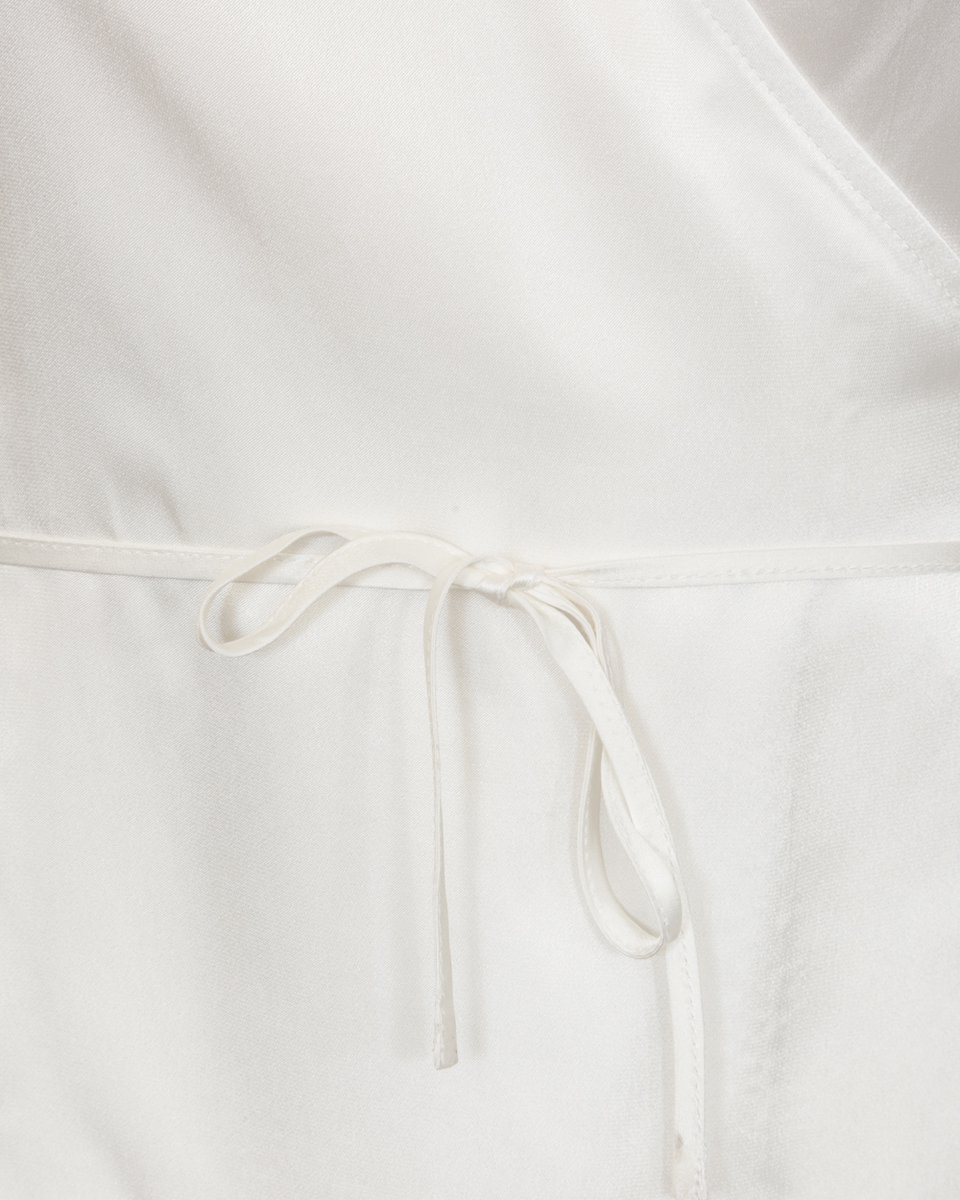 Белая атласная блуза на запах