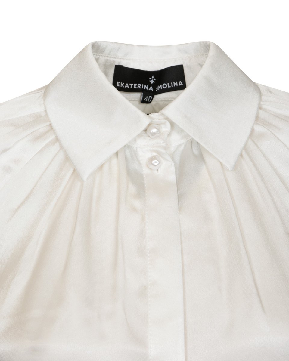 Блуза белого цвета со сборкой и пышным рукавом