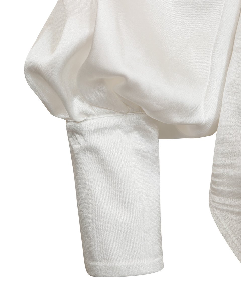 Блуза белого цвета со сборкой и пышным рукавом