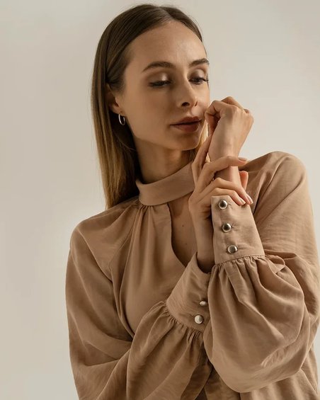 Блуза классическая песочного цвета с рукавом реглан