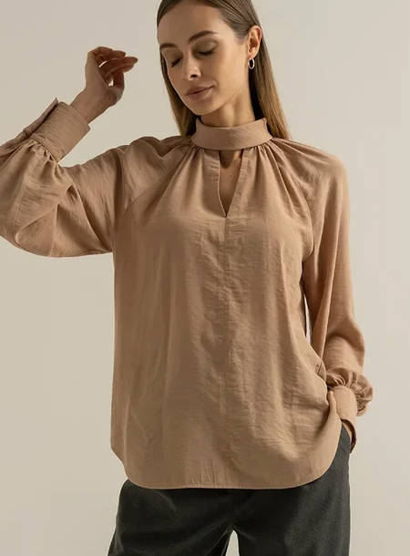 Блуза бежевого цвета с воротником-стойкой