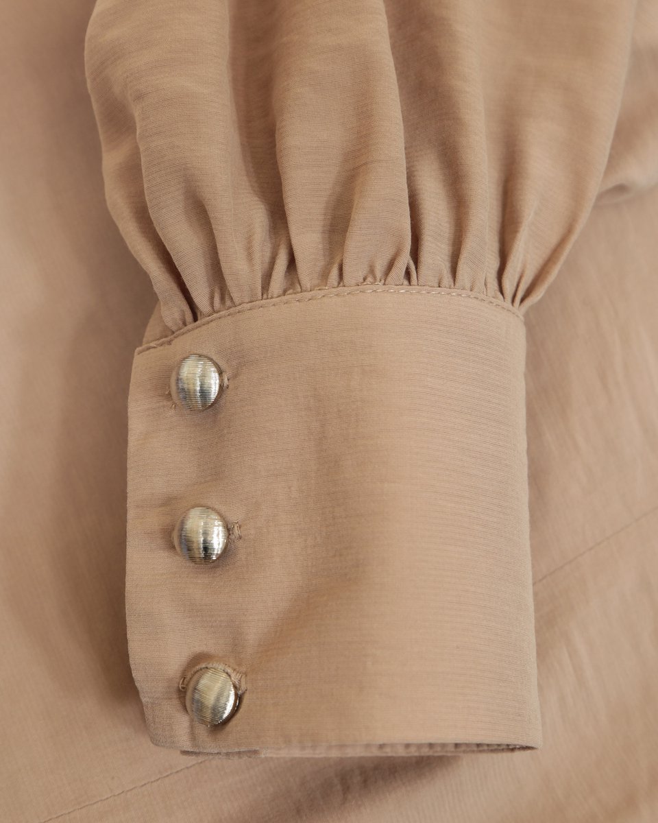 Блуза бежевого цвета с воротником-стойкой