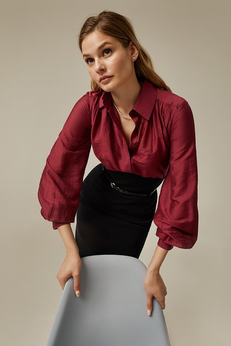 Блуза брусничного цвета со сборкой и пышным рукавом