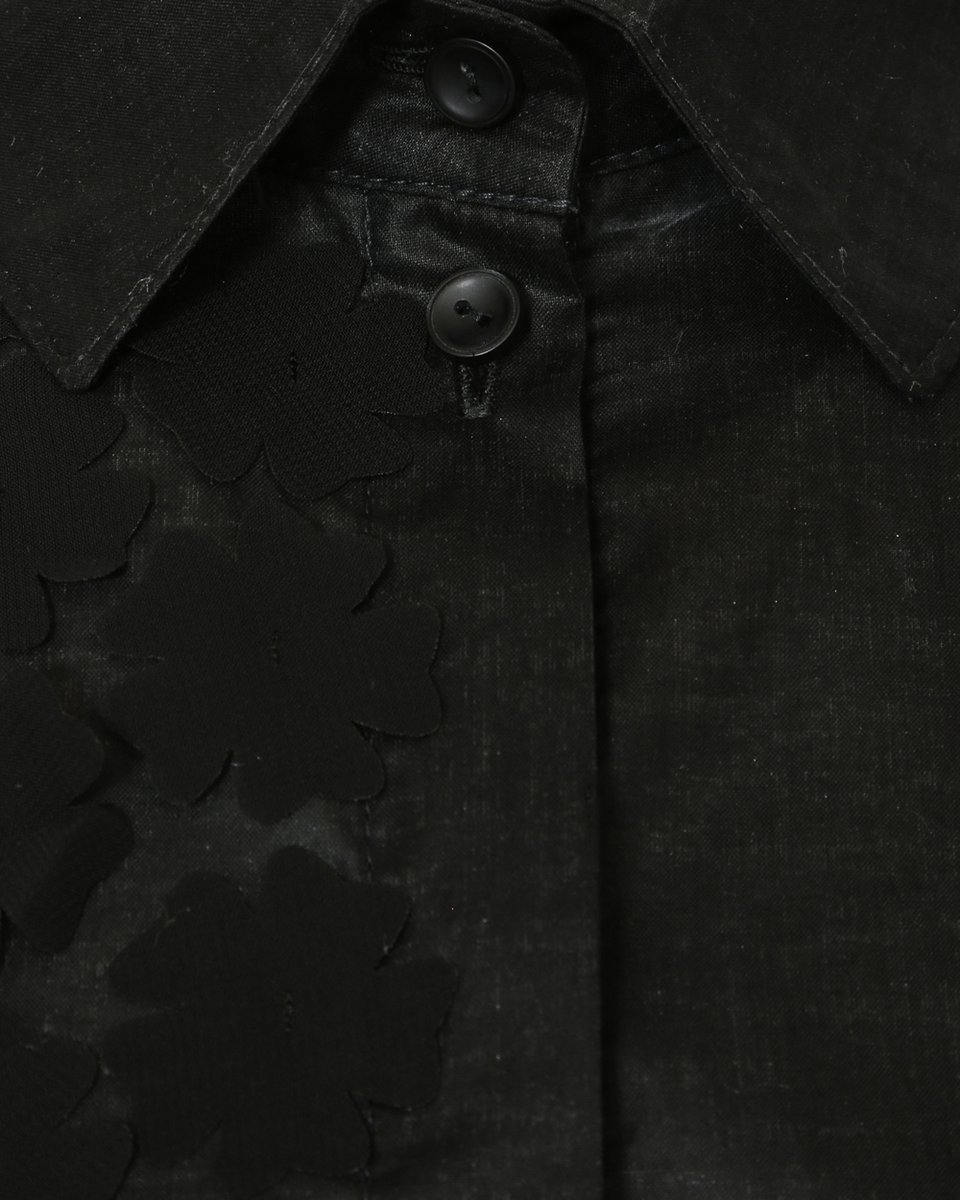 Блуза черного цвета с нашивными цветами из органзы