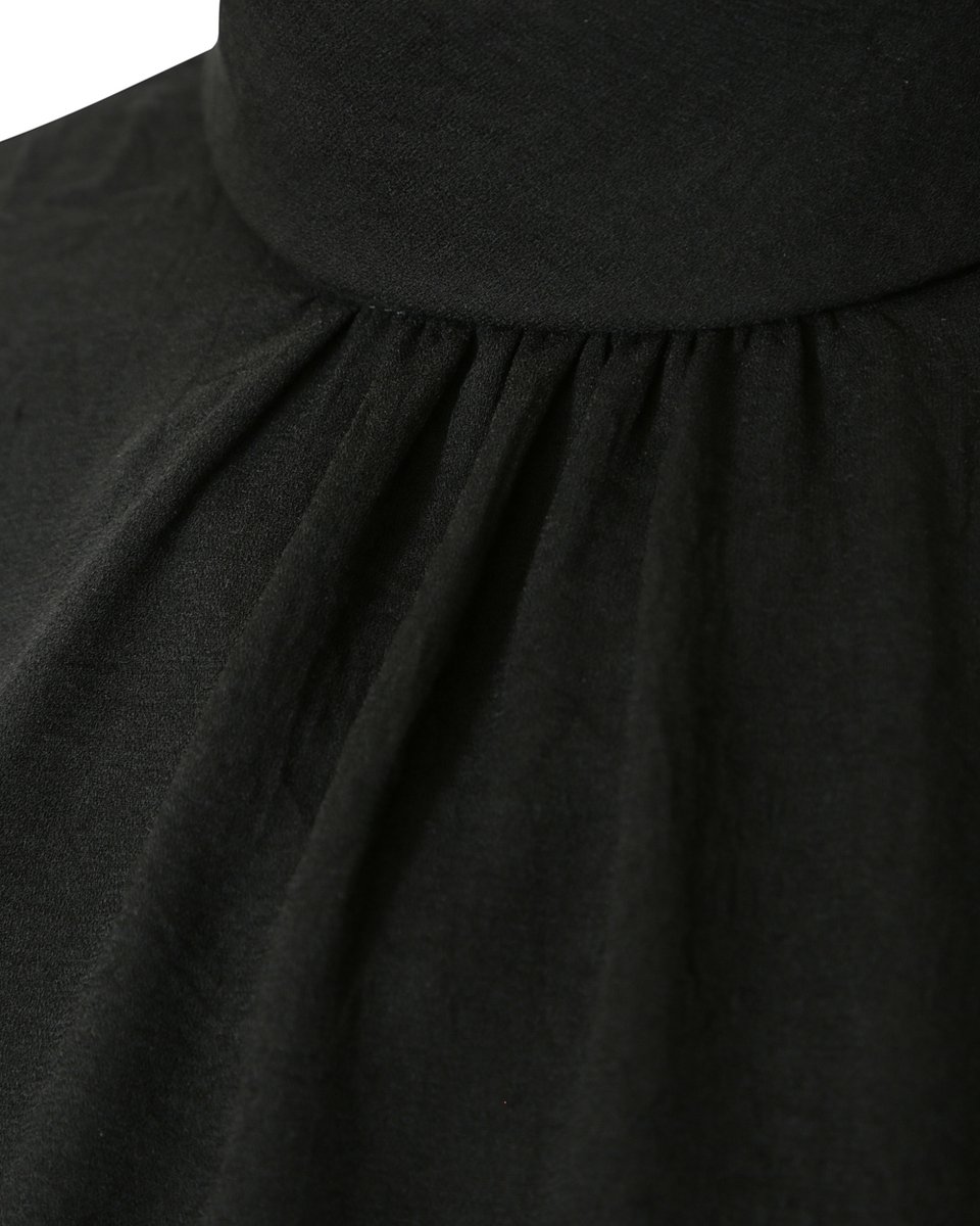 Блуза черного цвета со сборкой у воротника