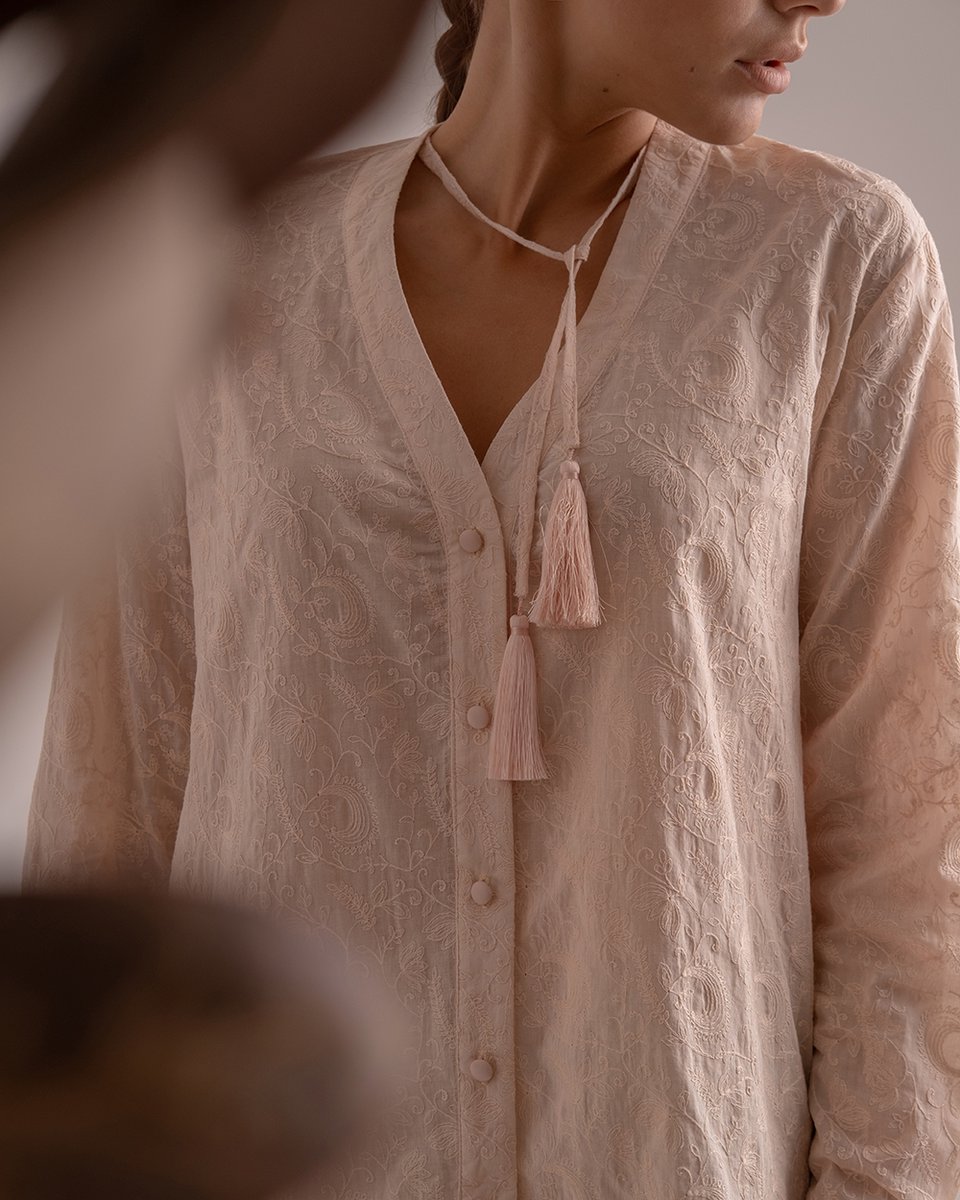 Блуза с шитьем кремового цвета