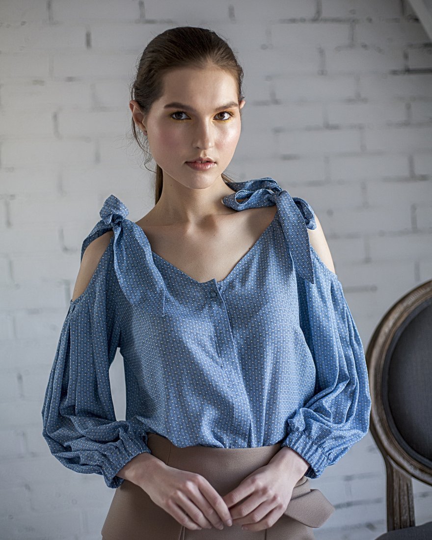 Голубая блуза с вырезами на плечах www.EkaterinaSmolina.ru