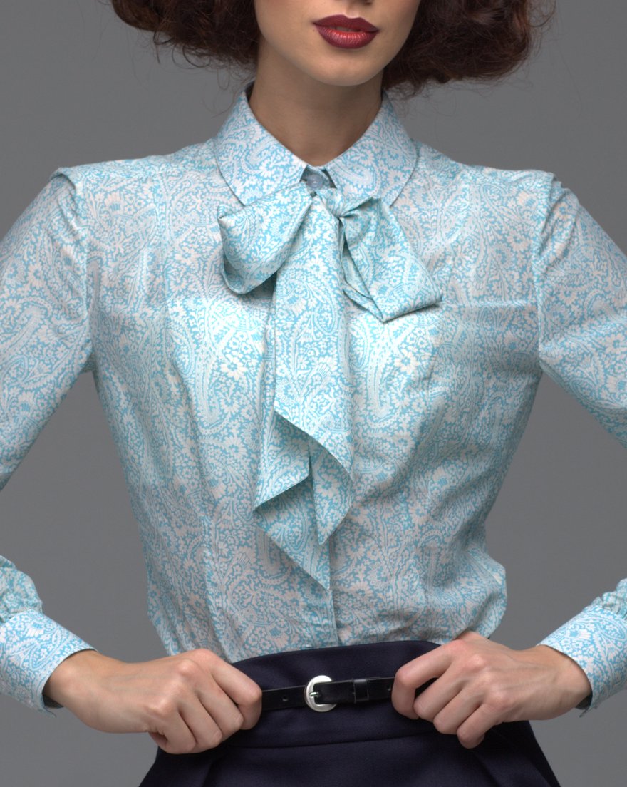 Блуза голубая с узором-пейсли и бантом www.EkaterinaSmolina.ru