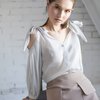 Белая блуза с вырезами на плечах