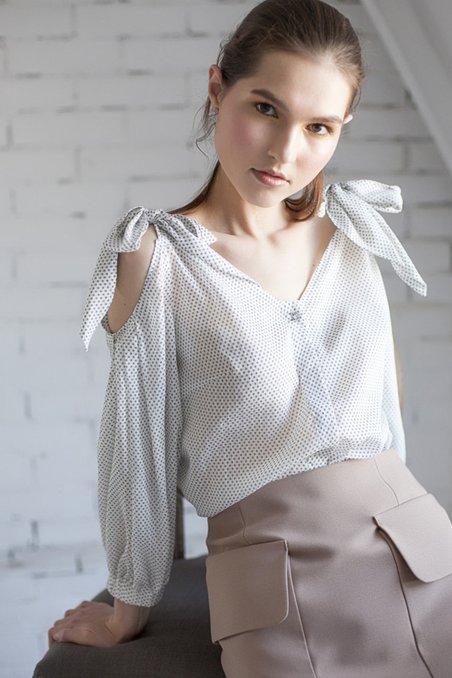 Блуза с треугольным вырезом горловины в романтическом стиле