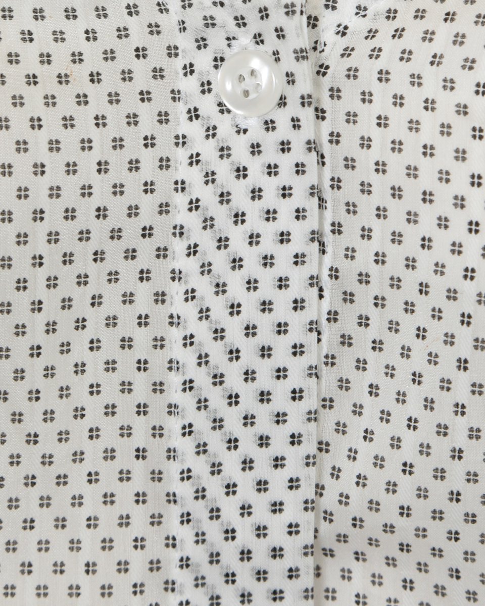 Белая блуза с вырезами на плечах