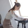 Белая блуза с вырезами на плечах