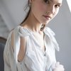 Белая блуза с вырезами на плечах